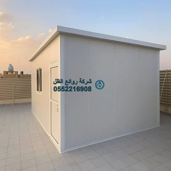 غرفة سطح سكنية بيضاء من ساندوتش بانل مع باب ونافذة