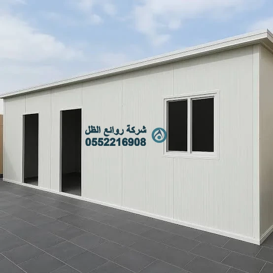 غرفة سطح جاهزة من ساندوتش بانل بيضاء بعدة أبواب على بلاط السطح