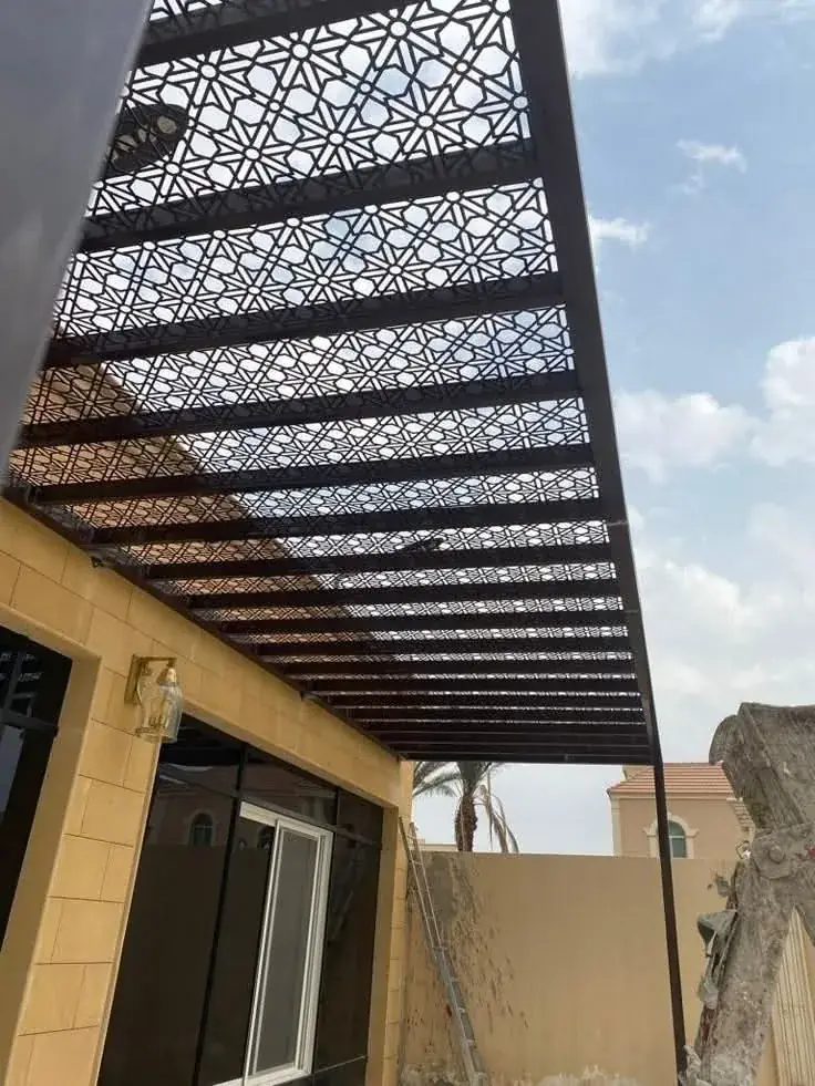 تركيب سقف مظلة قص ليزر بنقش هندسي