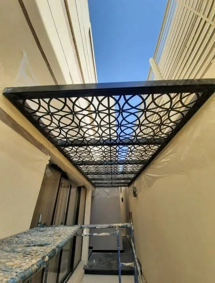 مظلة قص ليزر فوق ممر بنقش دوائر