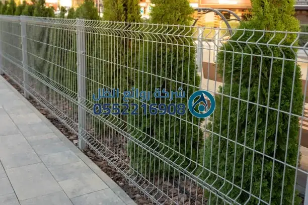 شبوك زراعية مع أسلاك شائكة