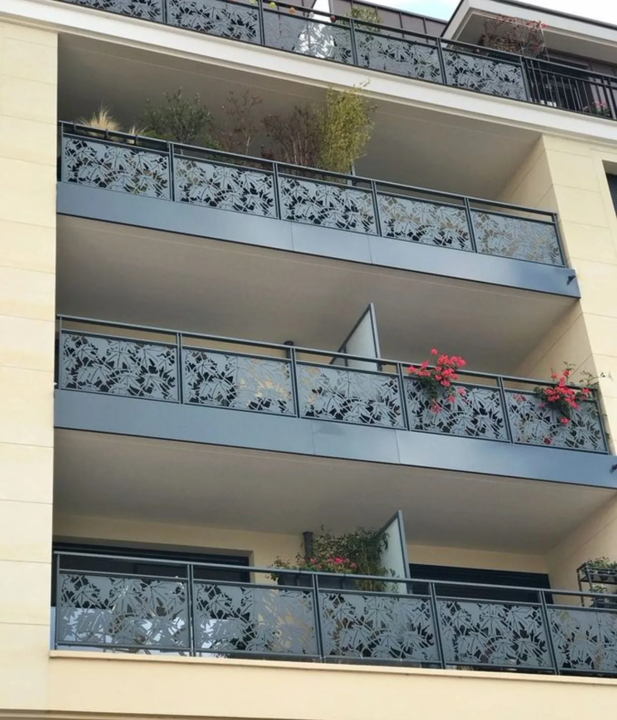 سواتر ليزر لبلكونة بنقش أوراق